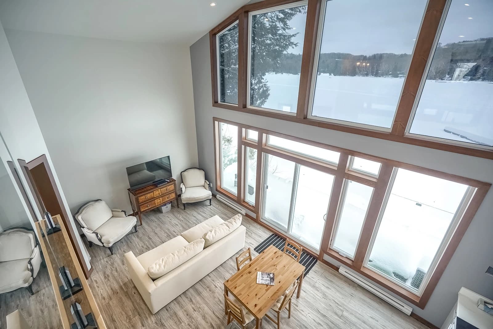 Lakeside Luxury - Photo 2