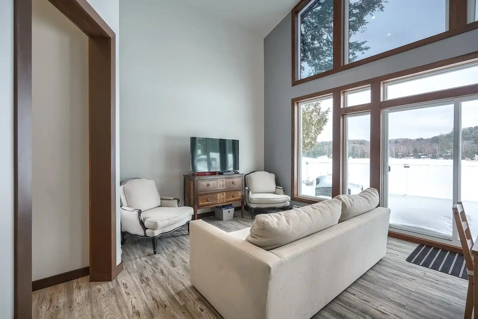 Lakeside Luxury main view